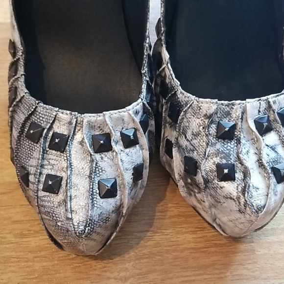 Buckle studded heels - Picture 7 of 8